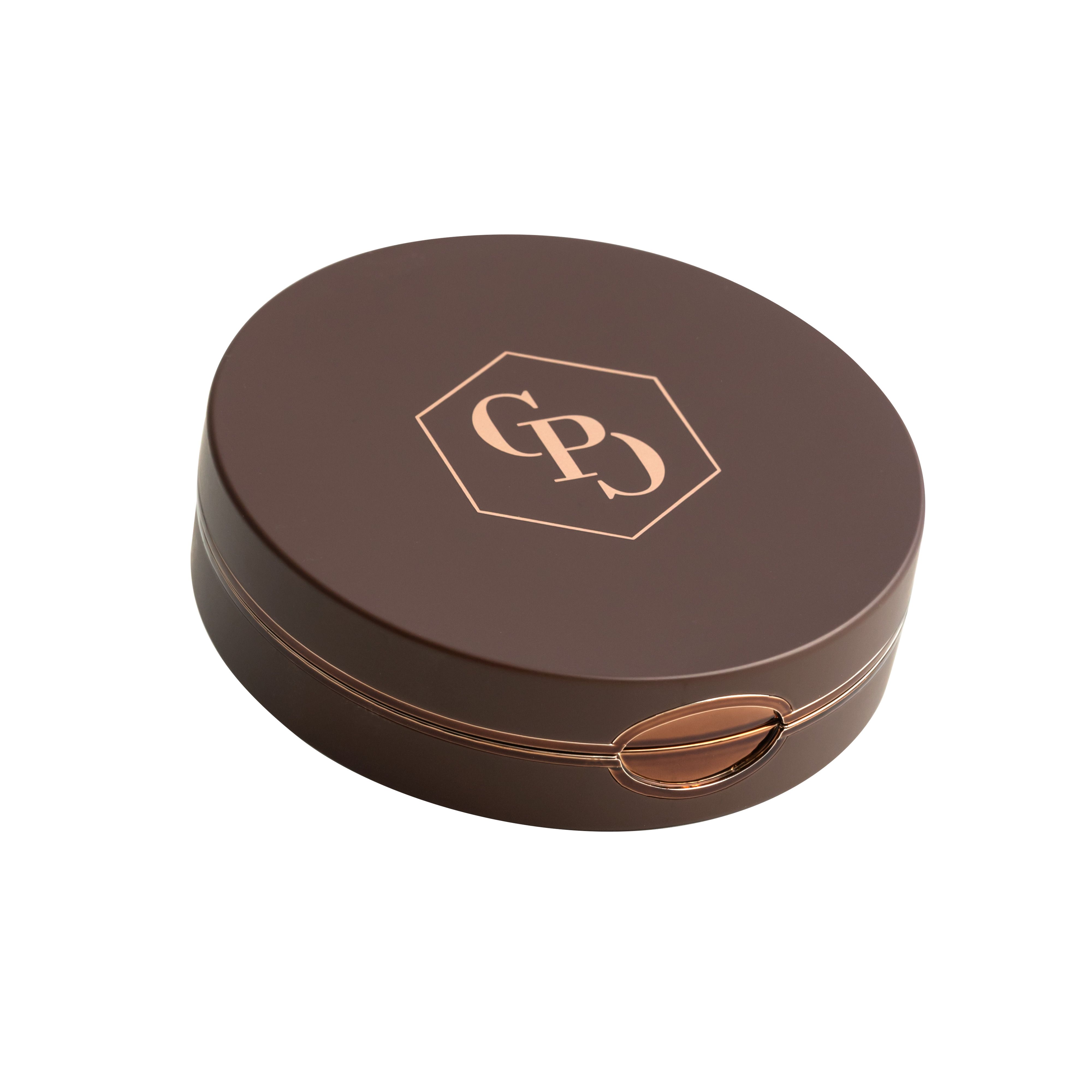 Boîtier rond marron avec poudre bronzante. Couvercle fermé, logo CP.