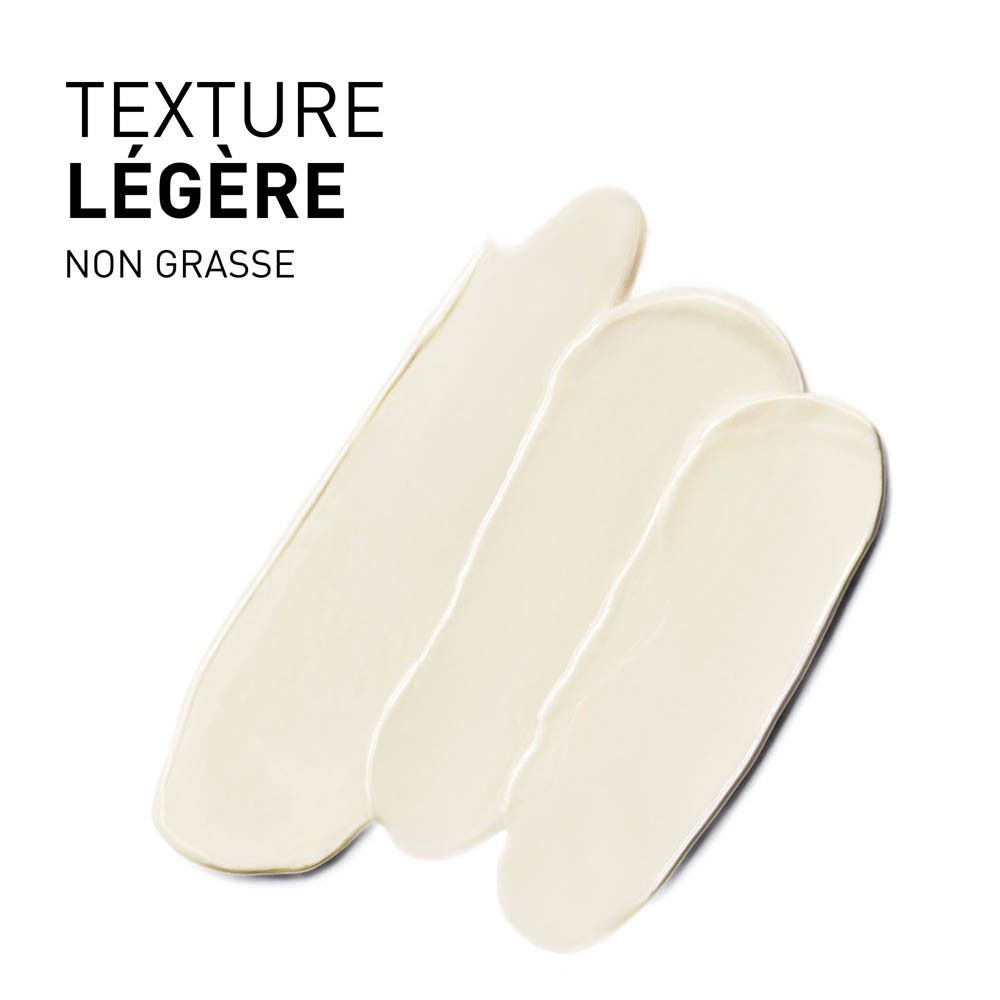 Exemple de texture de crème FILORGA. Trois traits crémeux. Non gras. Fond blanc.