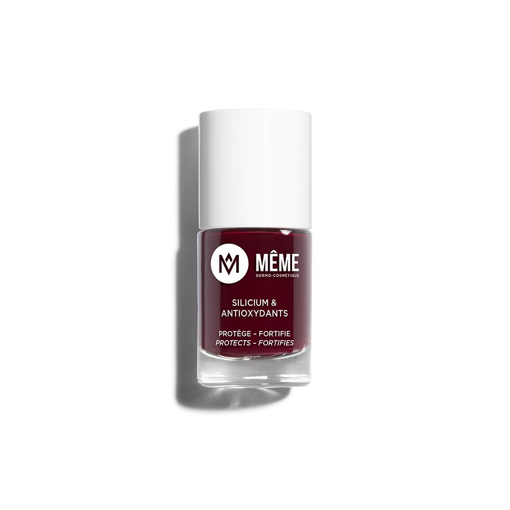 Flacon de vernis à ongles bordeaux. Bouchon blanc. Marque MÊME. Texte : Silicium & Antioxydants. Sur fond blanc.