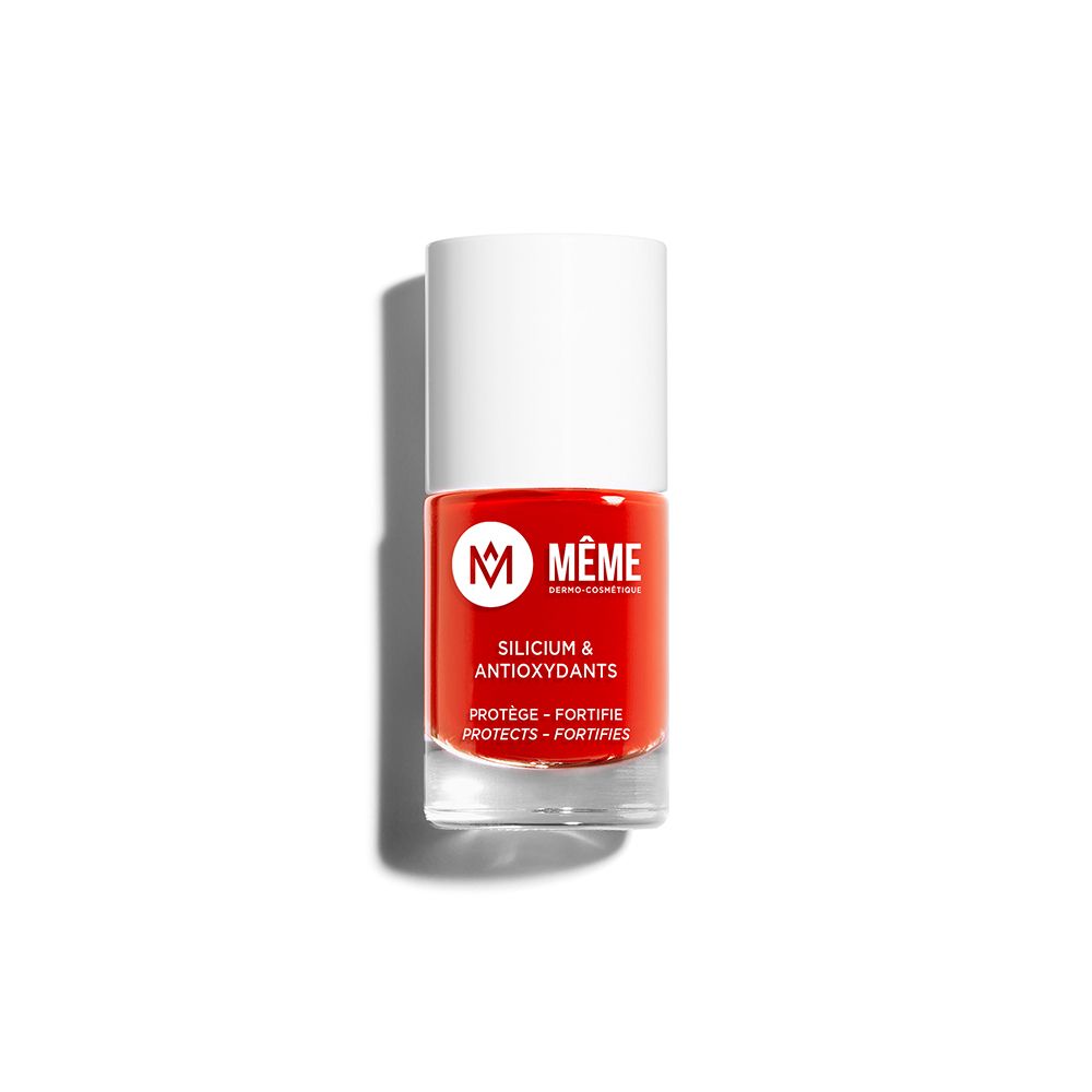Flacon de vernis à ongles rouge avec bouchon blanc. Inscription: MÊME, Silicium & Antioxydants. Protège et fortifie.