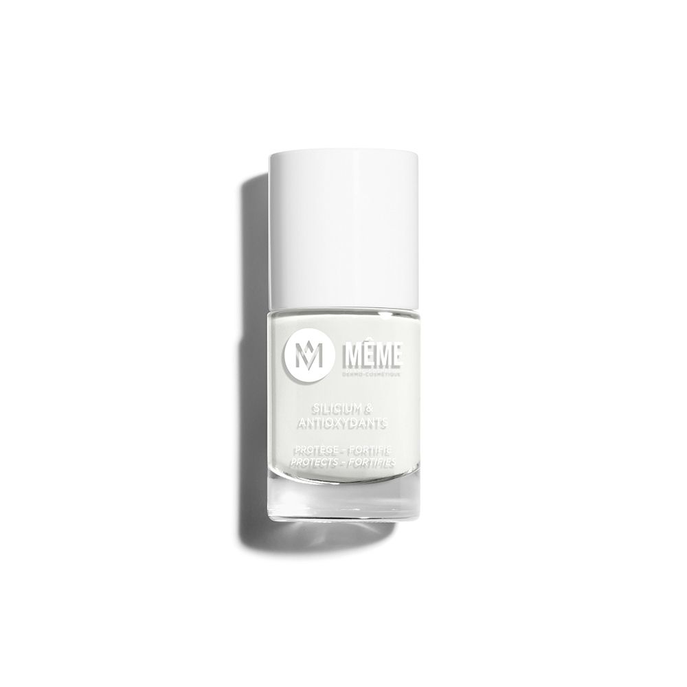 Flacon de vernis à ongles avec bouchon blanc. Inscription: MEME Cosmetics, Silicium & Antioxidants. Désignation de couleur non visible.