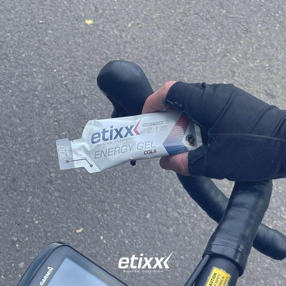 Etixx Energy Gel Cola. Boîte de 12 x 40ml. Inscription 'New' et '10+2 Free'.