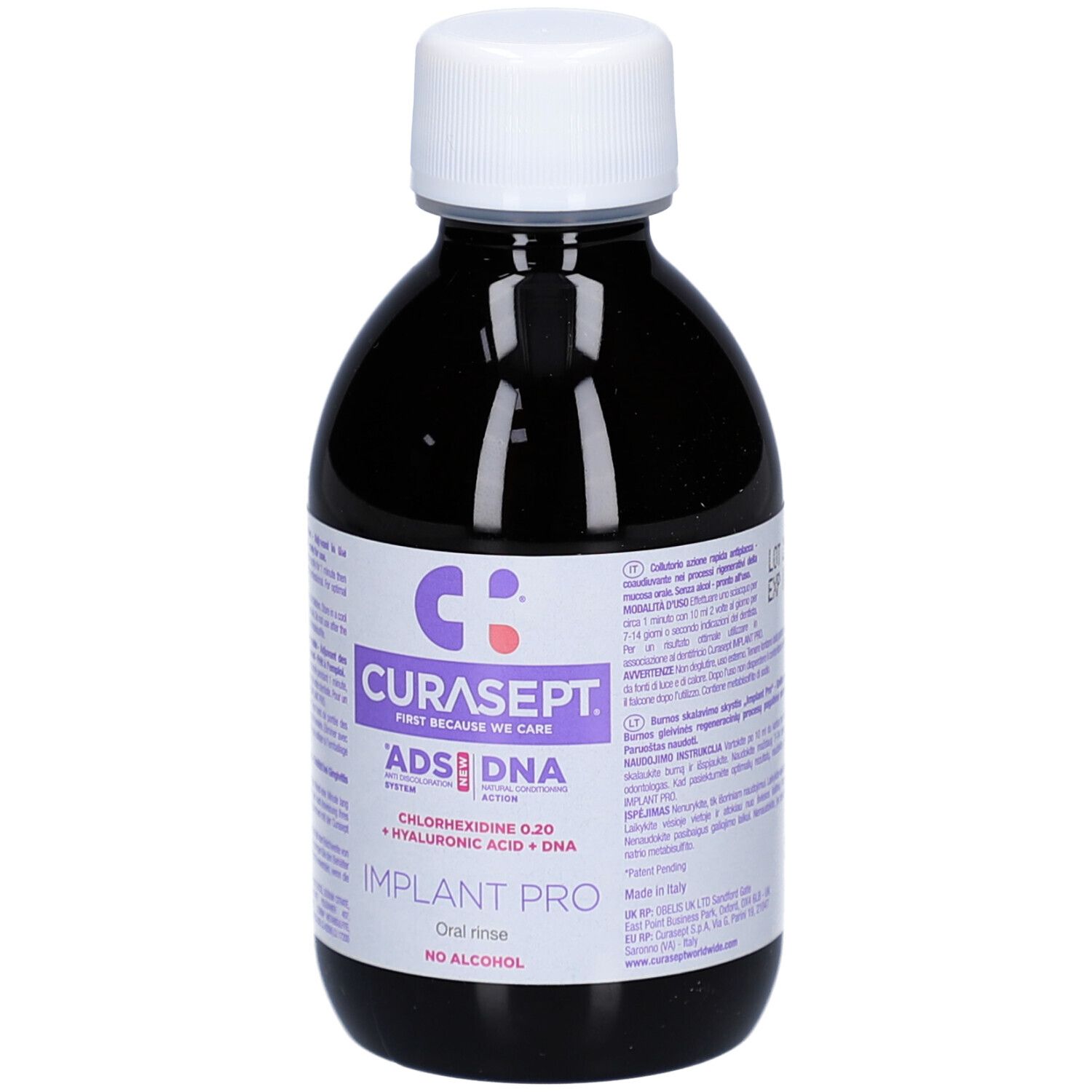 Liquide foncé dans une bouteille à bouchon blanc. Étiquette : CURASEPT ADS DNA IMPLANT PRO, Chlorhexidine 0,20, Acide hyaluronique, ADN. Sans alcool.