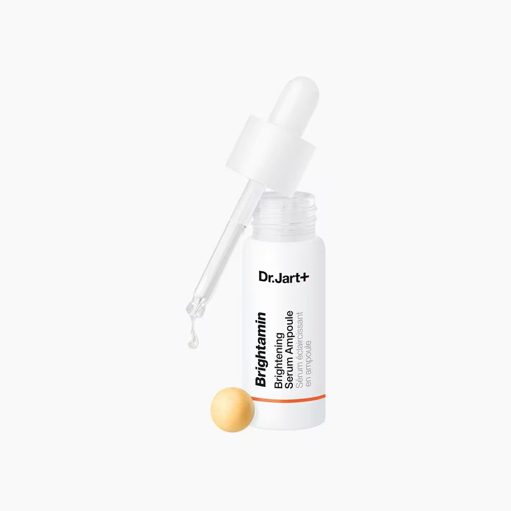 Petite bouteille avec pipette. Inscription : Dr.Jart+ Brightamin Brightening Serum Ampoule. Une bille est à côté.