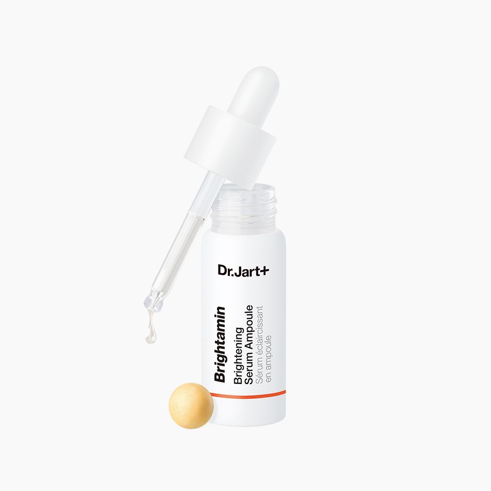 Petite bouteille avec pipette. Inscription : Dr.Jart+ Brightamin Brightening Serum Ampoule. Une bille est à côté.