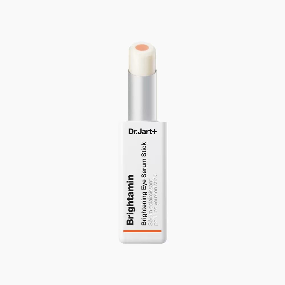 Stick de sérum blanc avec boîtier argenté. Inscription : Brightamin, Brightening Eye Serum Stick, Dr. Jart+.
