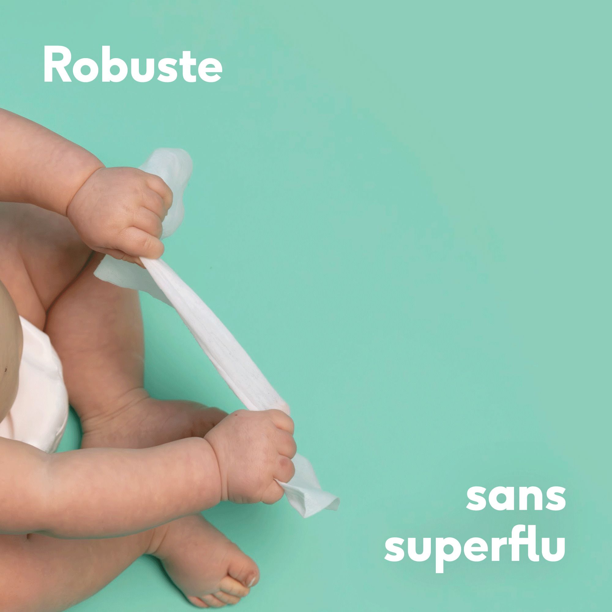 Mains de bébé déchirant une lingette Naïf Water Wipe. "Robuste", "sans superflu".
