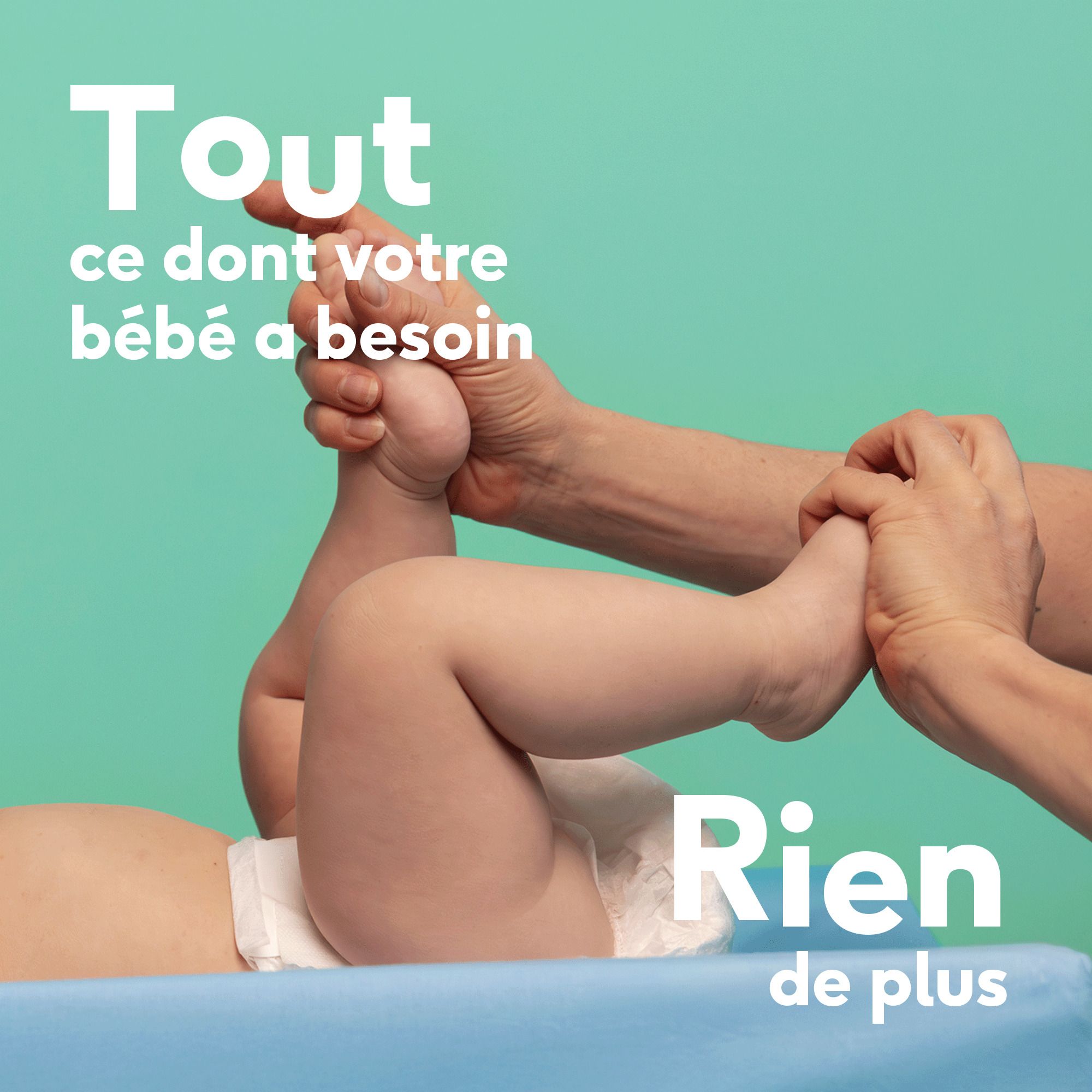 Pieds de bébé tenus par des mains, avec le texte "Tout ce dont votre bébé a besoin".