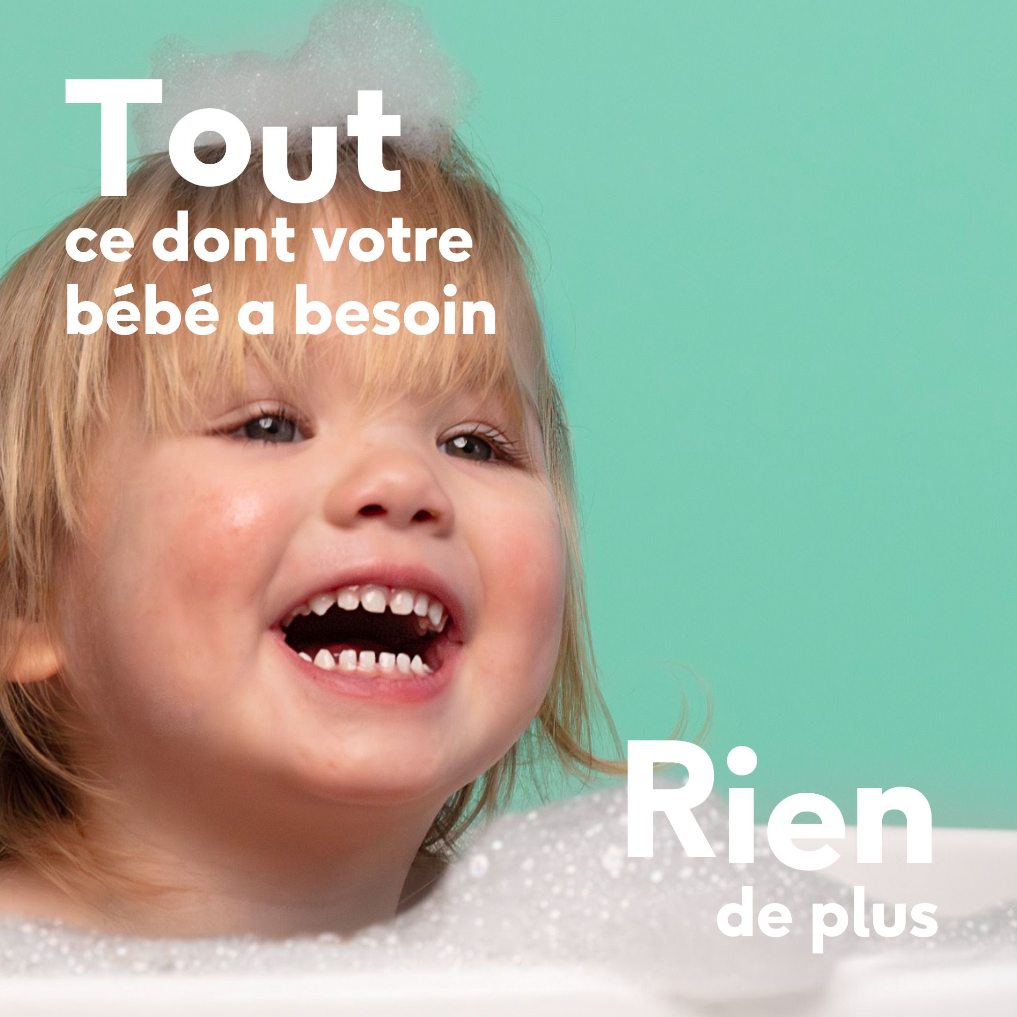 Gros plan d'une main dans de la mousse. Texte: Clean sans superflu.