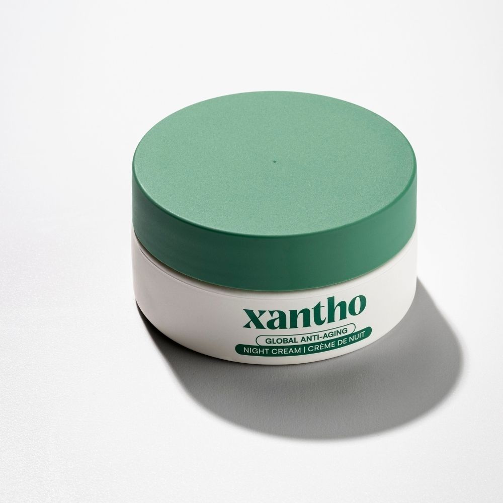 Crème de nuit anti-âge globale Xantho dans un pot blanc à couvercle vert.