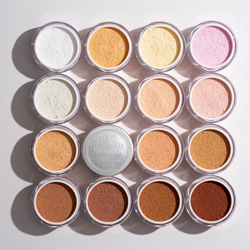 16 petits pots transparents avec poudres colorées. Un pot: Poudre de Riz Dermophile.