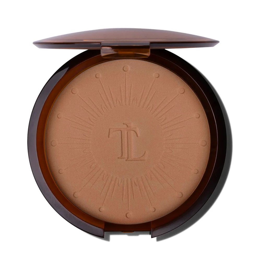 Bronzer rond dans un boîtier marron. Couvercle ouvert. Produit avec logo 'T. LeClerc' en relief.