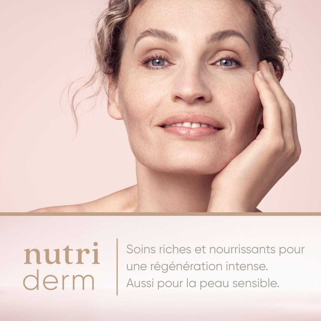 Femme avec produit de soin de la peau. Texte : "nutriderm".