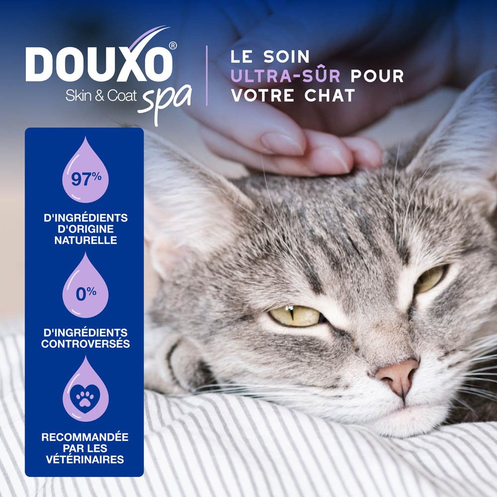 Chat sur literie. Texte: DOUXO Skin & Coat spa. Le soin ultra-sûr pour votre chat.