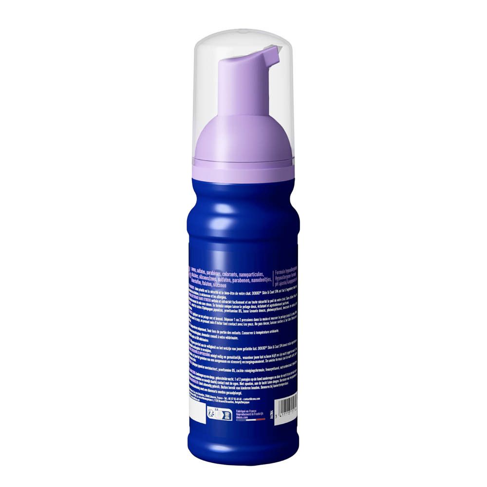 Flacon bleu avec pompe violette. Inscription: DOUXO spa. Mousse sans rinçage. Texte.