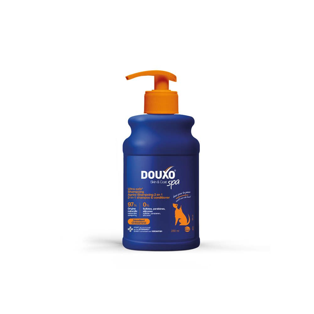 Flacon bleu avec pompe orange. Inscription: DOUXO Skin & Coat spa. Shampooing 2 en 1 & après-shampooing.