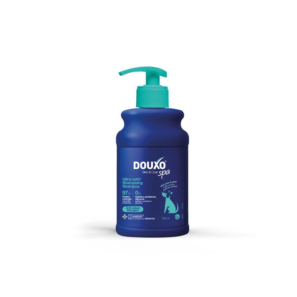 Flacon bleu avec pompe verte. Inscription: DOUXO Skin & Coat spa, Ultra-safe Shampoing, Anti-odeur.