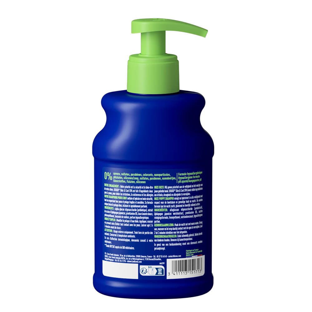 Chien et bébé dans une baignoire. Texte sur la peau sensible.