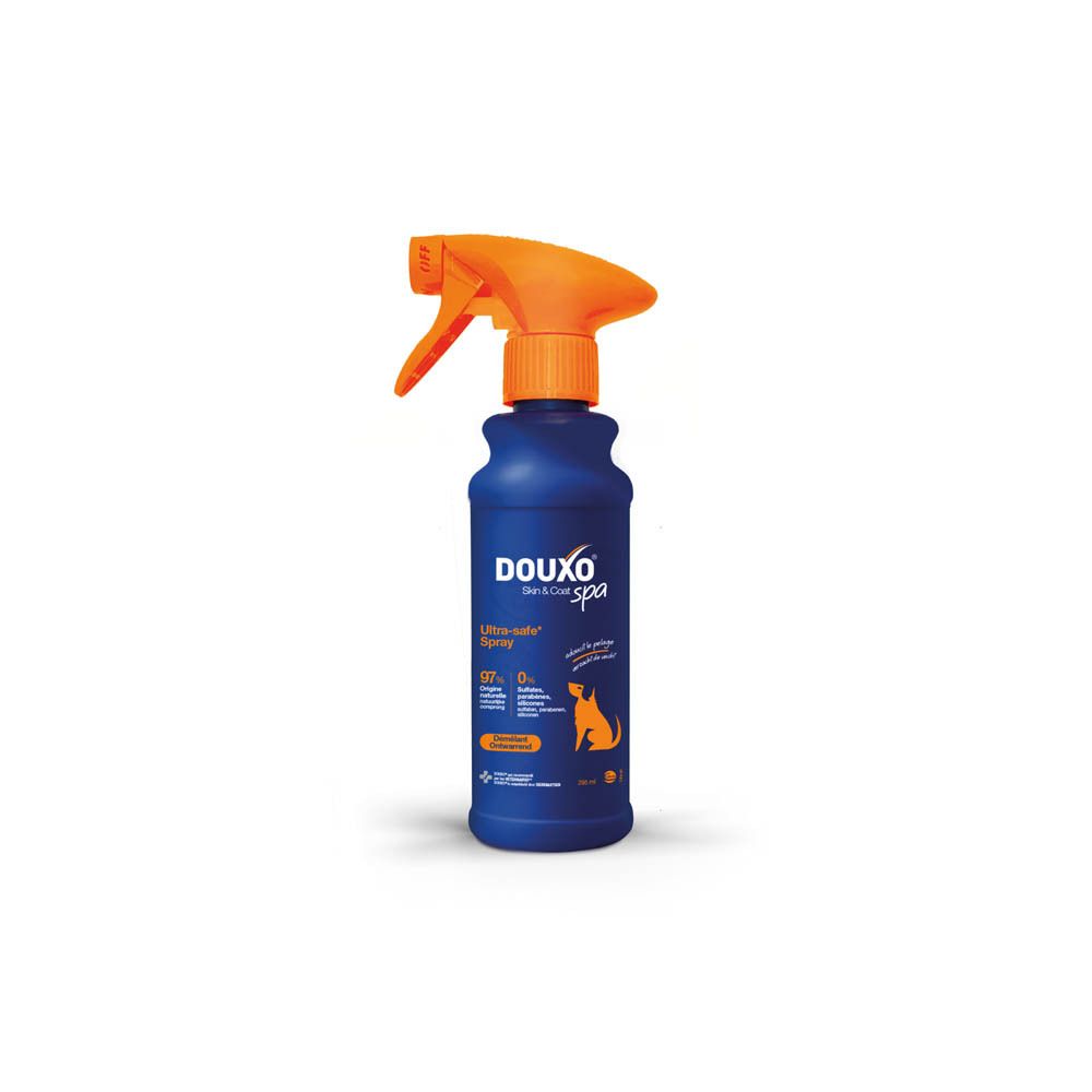 Flacon bleu avec vaporisateur orange. Inscription: DOUXO Skin & Coat spa, Ultra-safe Spray.