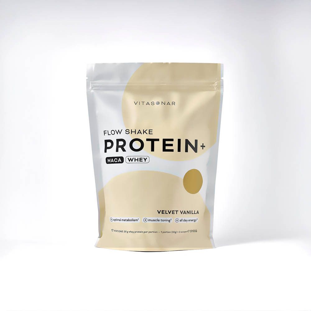 Sachet Vitasonar Flow Shake Protein+. Inscription: Maca Whey, Velvet Vanilla. Cercle jaune. Texte: métabolisme optimal, tonification musculaire, énergie.