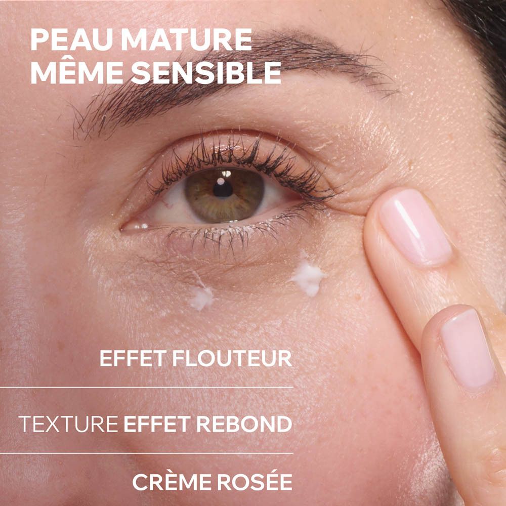 Gros plan sur un œil avec de la crème. Texte: Effet flouteur, texture effet rebond, crème rosée.