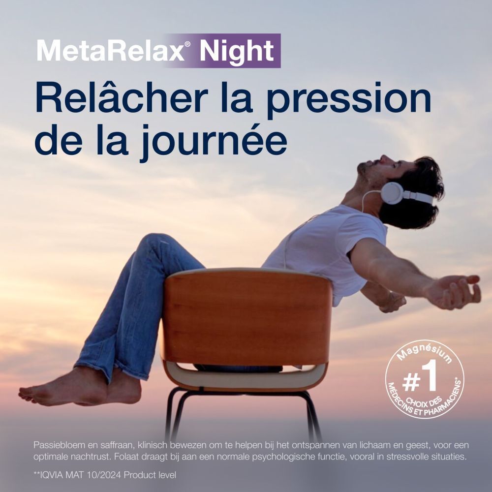 MetaRelax Night. Homme détendu sur une chaise avec un casque. Texte en français.