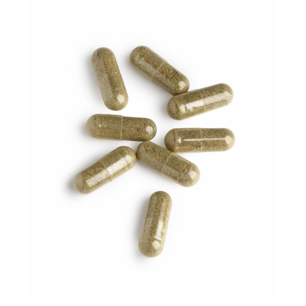 Sept capsules vertes sur fond blanc.