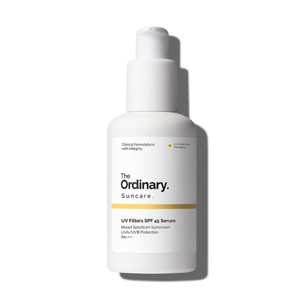 Flacon blanc avec pompe. Inscription: The Ordinary Suncare, UV Filters SPF 45 Serum.