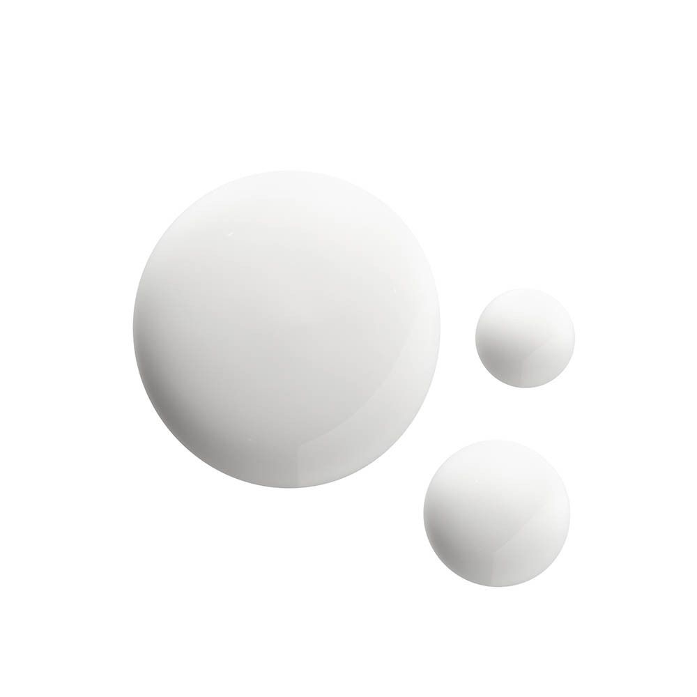 Trois gouttes blanches. Fond blanc.