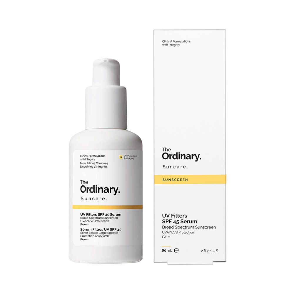 Produit et emballage. Flacon blanc avec pompe et carton. Inscription: The Ordinary Suncare, UV Filters SPF 45 Serum.