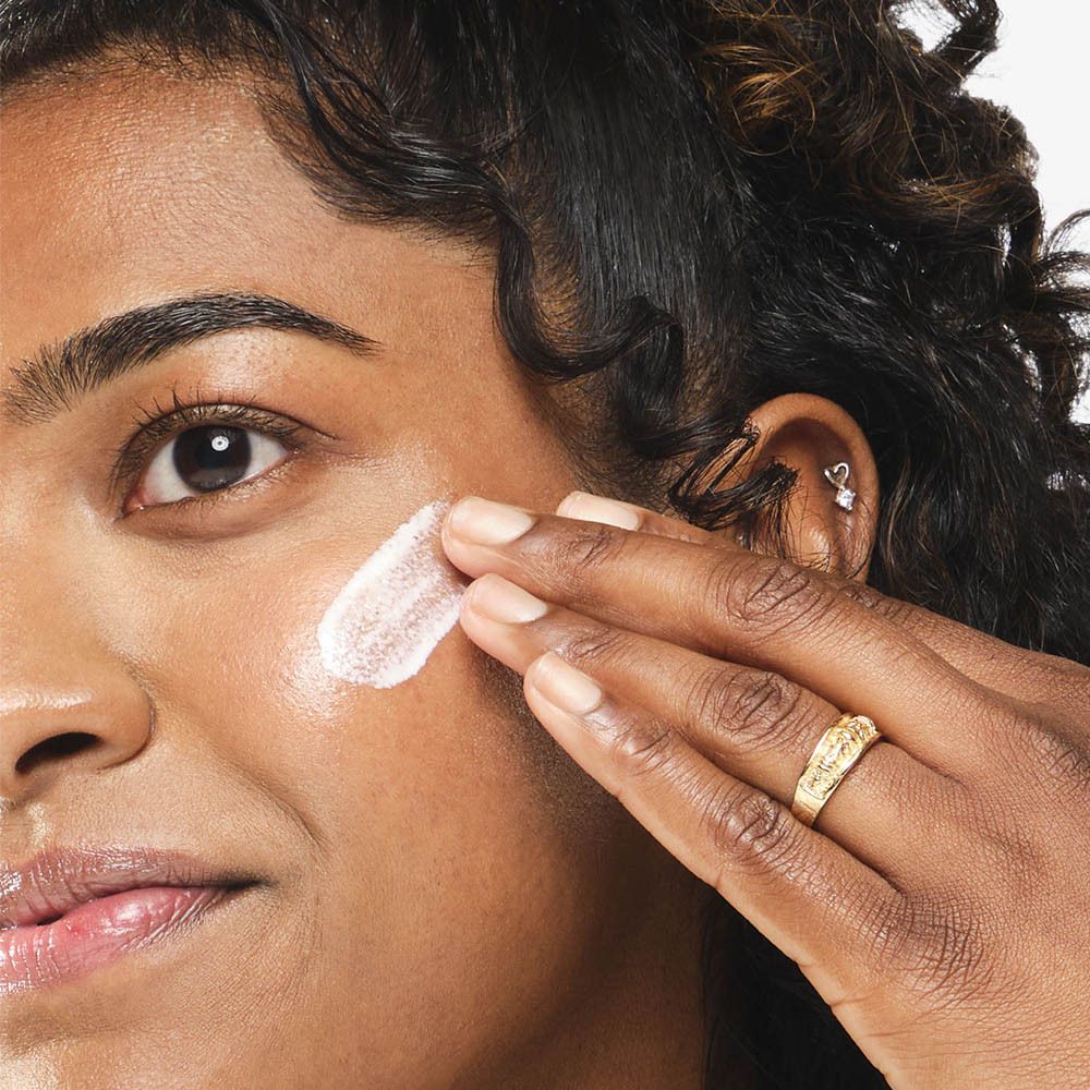 Femme appliquant du sérum. Visage avec sérum.
