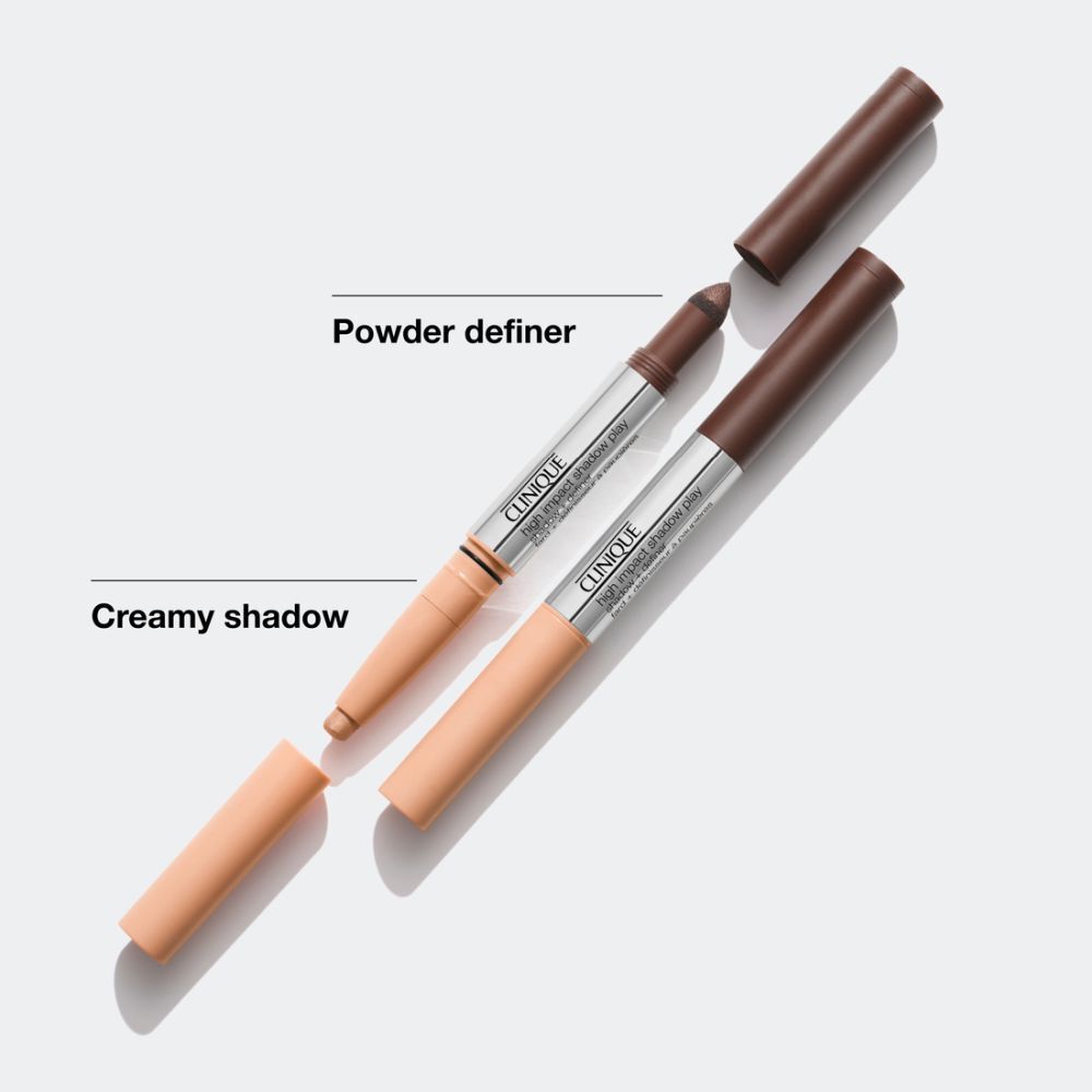 Deux crayons Clinique High Impact Shadow Play. Un avec le capuchon ouvert. Libellé : Powder definer et Creamy shadow.