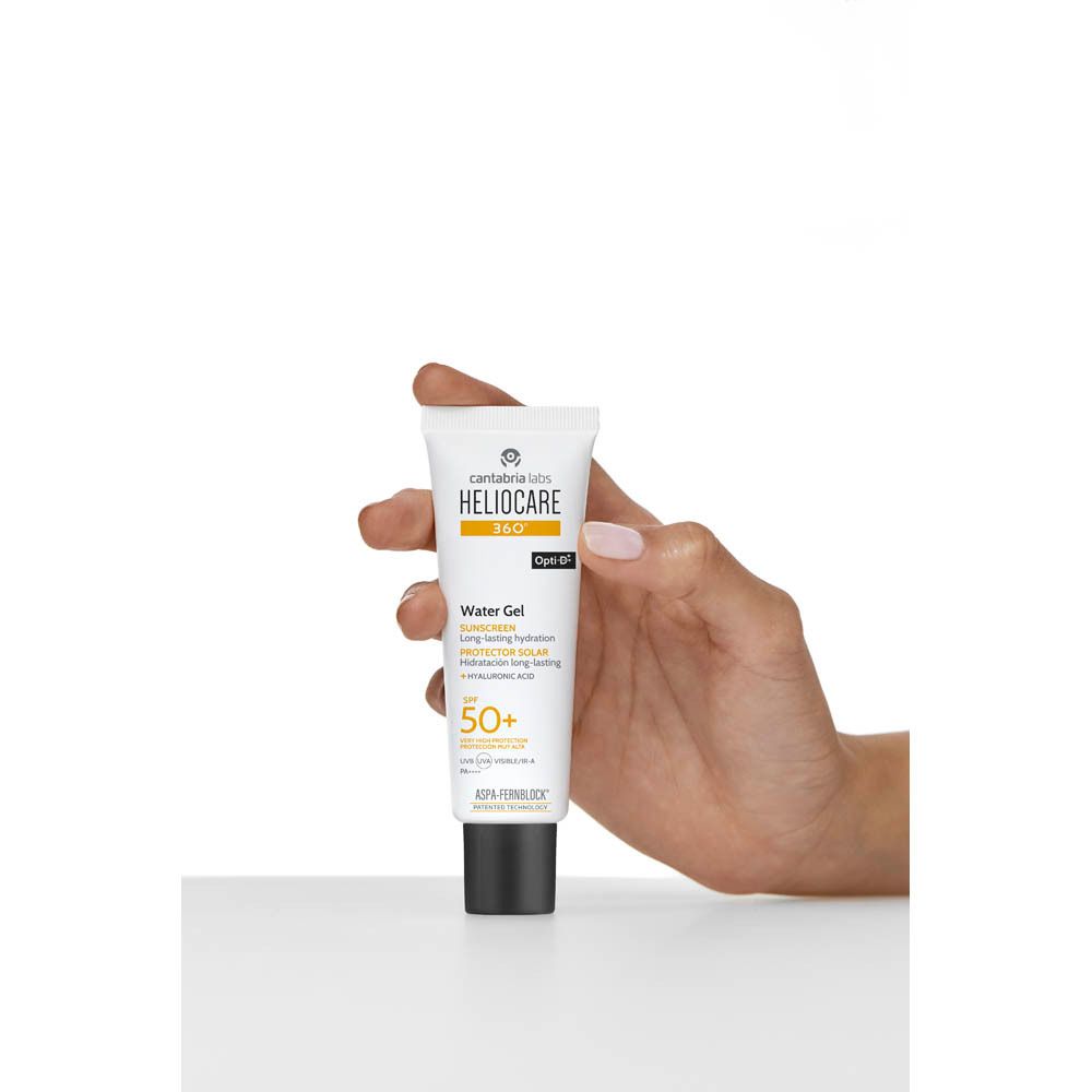 Main tenant un tube Heliocare 360° Water Gel SPF50+. Texte : Écran solaire, SPF 50+.