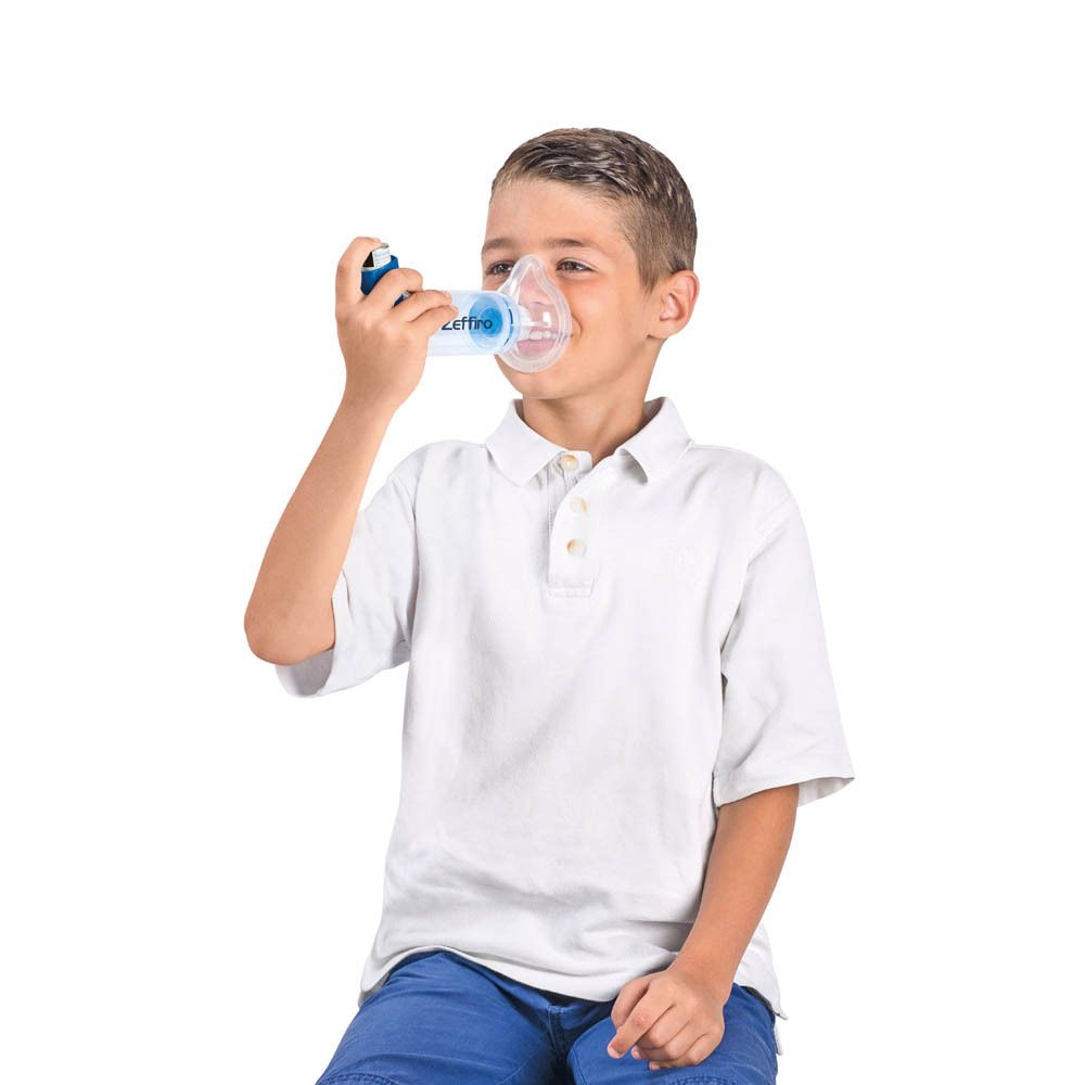 Enfant utilisant le dispositif Zeffiro. Appareil transparent avec éléments bleus. Enfant en chemise blanche.