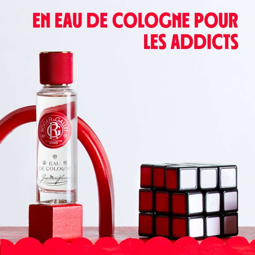 Produit avec Eau de Cologne et cube. Texte : EN EAU DE COLOGNE POUR LES ADDICTS. Fond rouge.