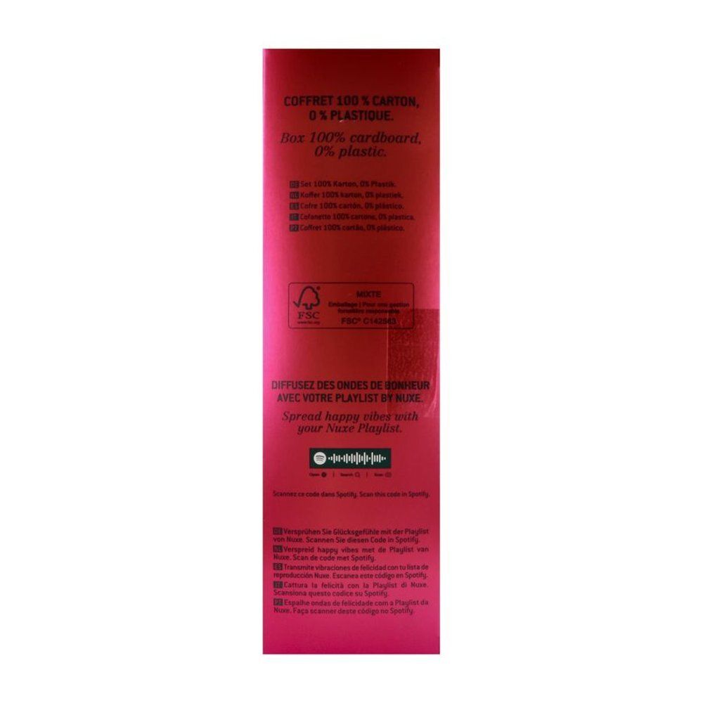 Coffret cadeau Nuxe avec huile parfumée, gel douche et bougie parfumée dans un emballage rose.