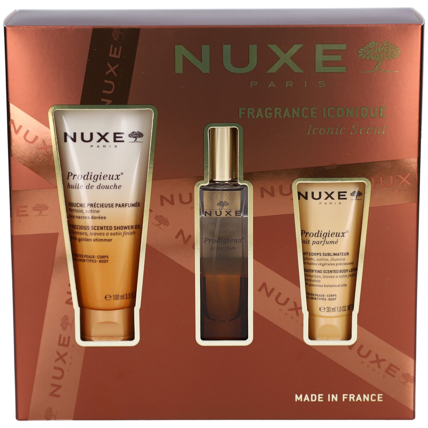 Coffret cadeau avec trois produits. Comprend un gel douche, un parfum et une lotion pour le corps. Emballage en boîte marron avec des accents dorés.