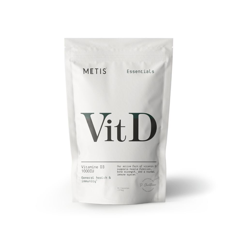 Sachet blanc avec METIS Essentials Vit D. Contient de la vitamine D3 1000UI. Texte: General health & immunity.