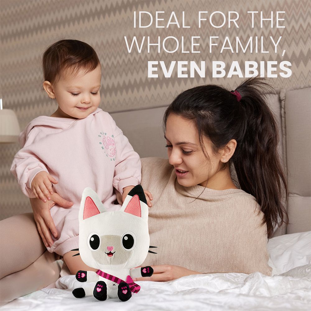 Femme avec bébé tenant une peluche chat sur un lit. Texte : Idéal pour toute la famille, même les bébés.