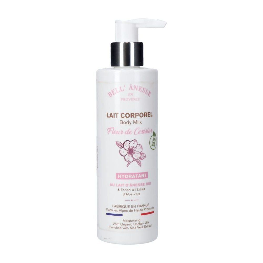 Flacon blanc avec pompe. Inscription: Lait Corporel, Fleur de Cerisier. Au lait d'ânesse bio et aloe vera.