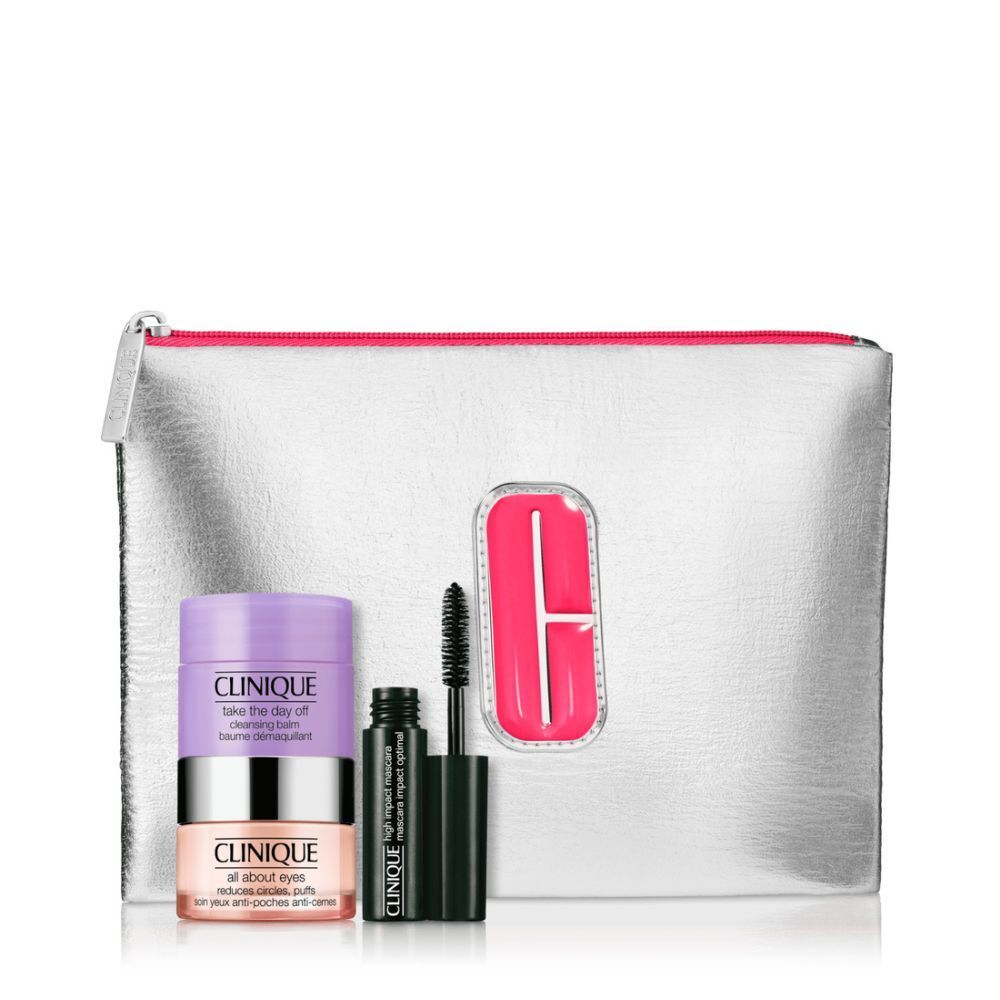 Trousse de maquillage argentée avec fermeture éclair rose et logo Clinique. Contient crème yeux, mascara et démaquillant.