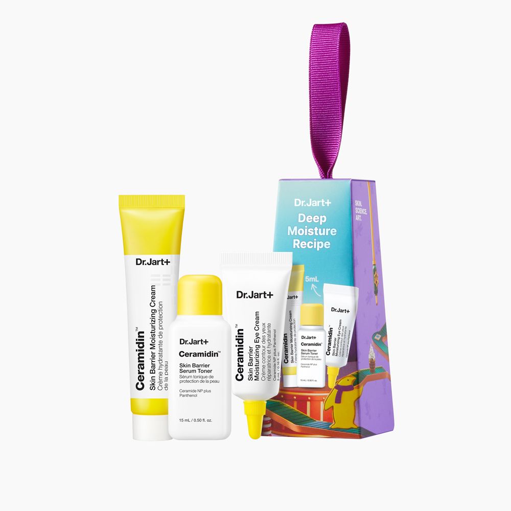 Coffret cadeau de soins de la peau. Comprend des crèmes et un emballage avec un ruban violet. Inscription : Dr. Jart+ Deep Moisture Recipe.