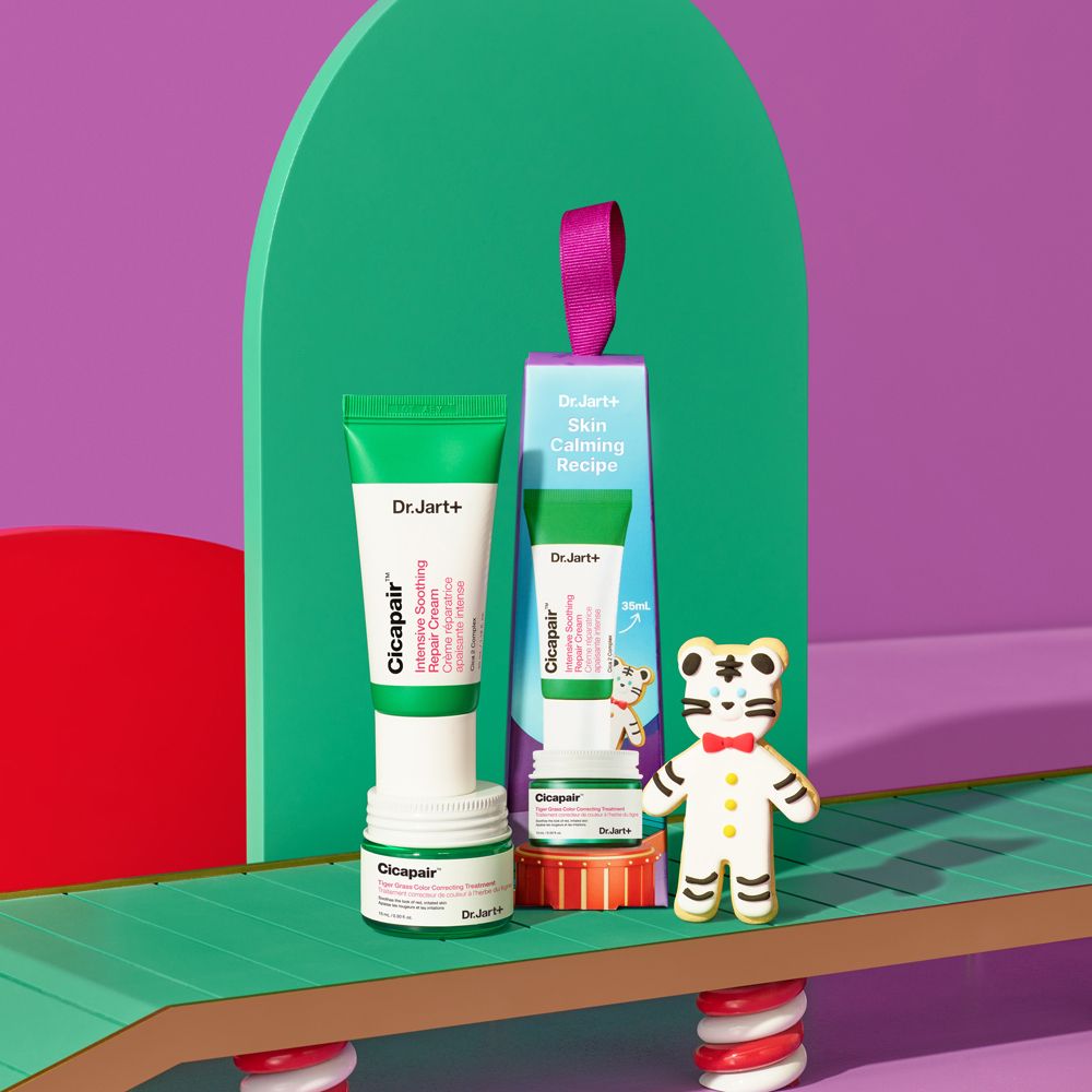 Coffret cadeau avec tubes et pots verts. Emballage violet imprimé. Inscription : Dr. Jart+ Skin Calming Recipe.