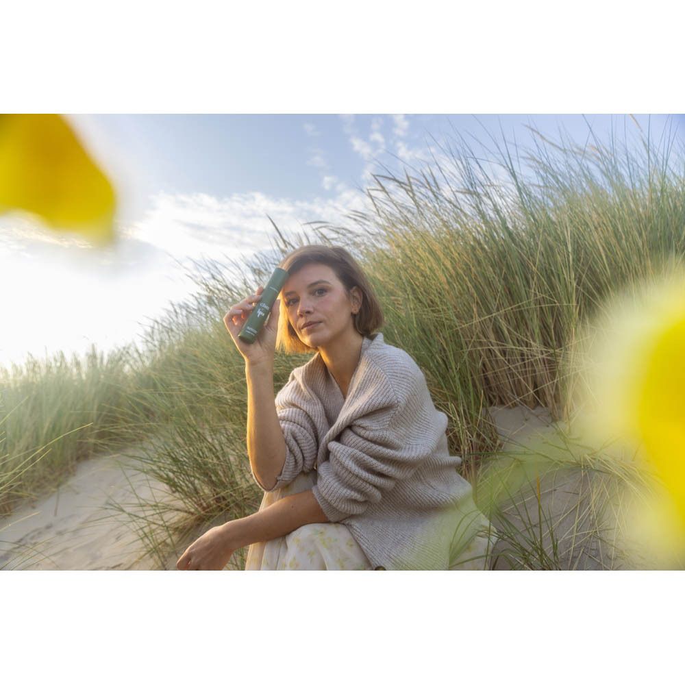 Flacon vert avec bouchon. Texte: CÎME, Lynn. Crème jour & nuit. Peaux normales à sèches.