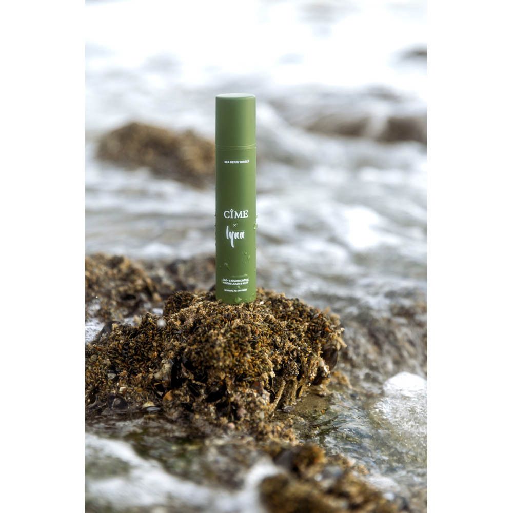 Deux personnes s'embrassent. Aucun produit visible.