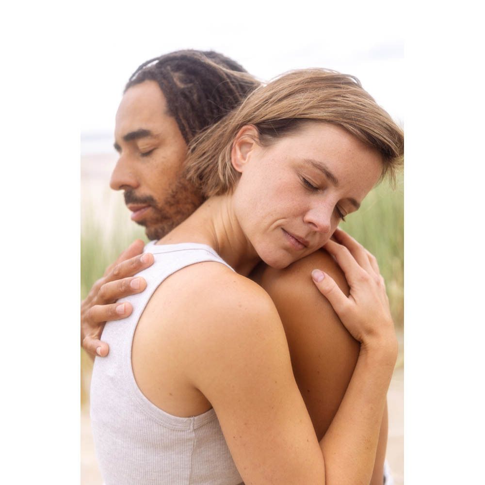 Un homme applique de la crème. Aucun produit visible.