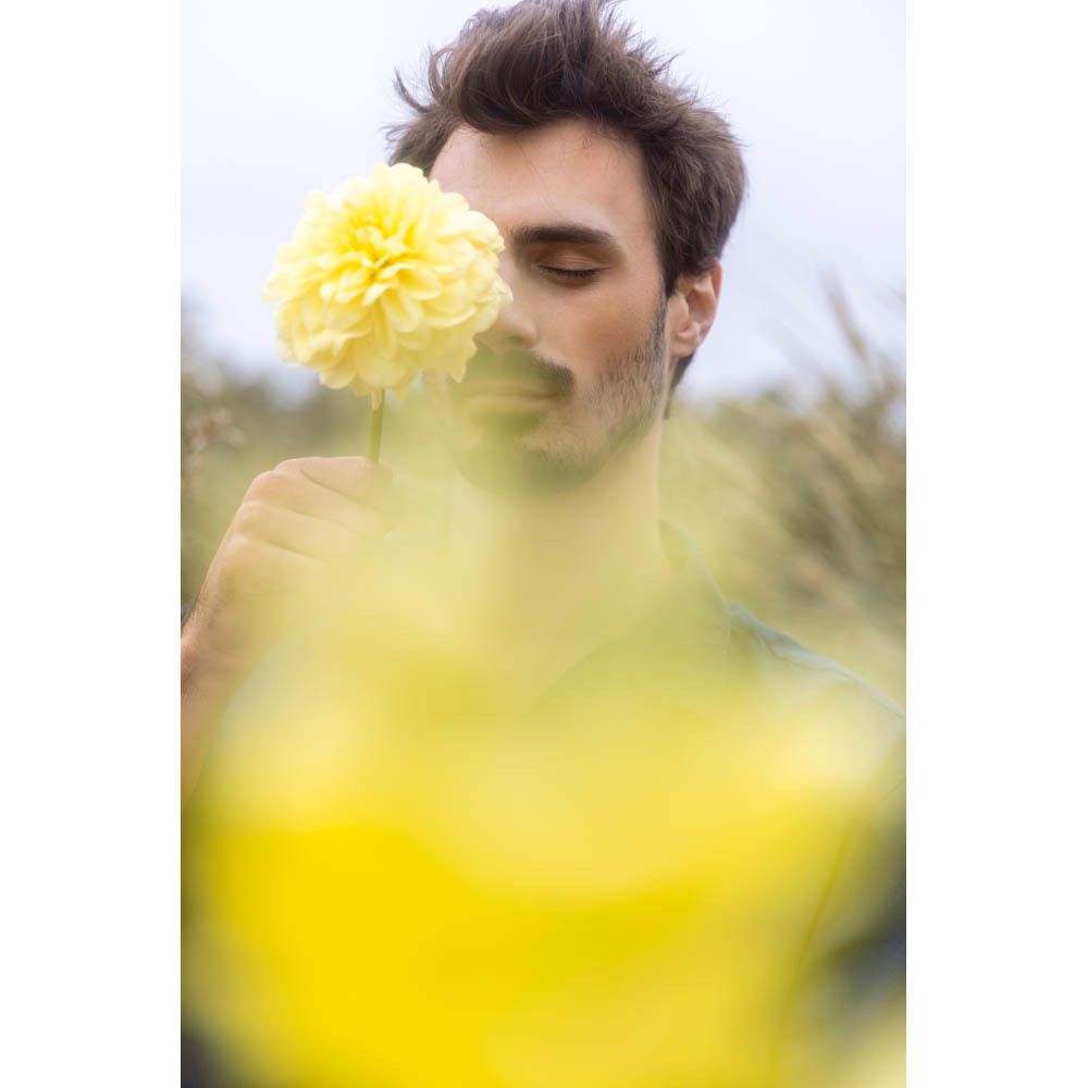 Un homme applique de la crème. Aucun produit visible.