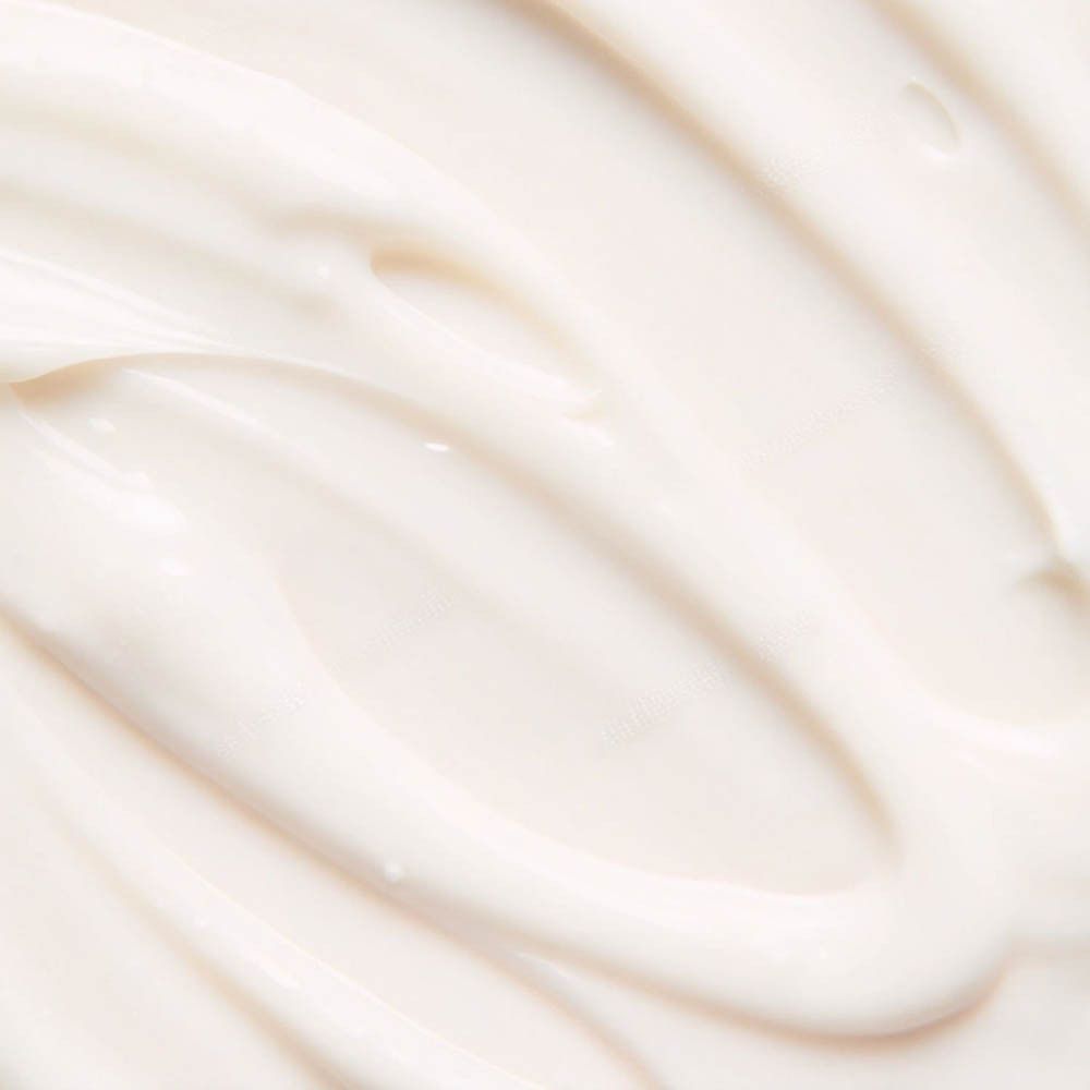 Main tenant un tube rose. "omum" en haut. En dessous, "La Surdouée Crème Vergetures".