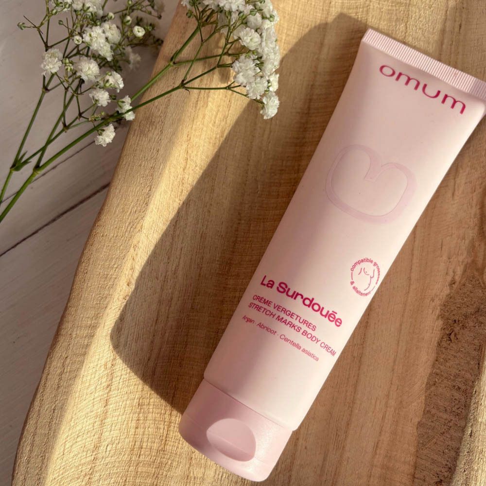 Gros plan sur une crème blanche. Texture lisse avec des traces visibles.