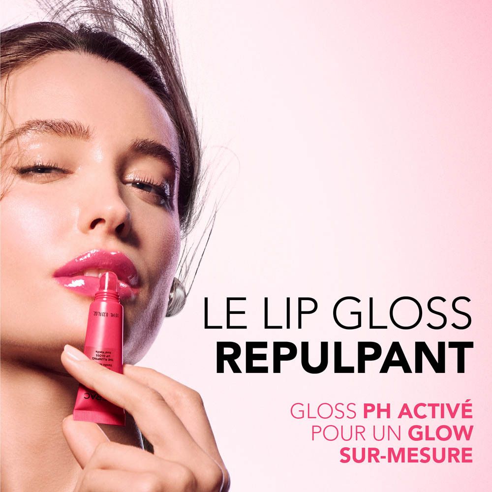 Une femme applique le Lierac Glow Fresh Lipgloss. "Le Lip Gloss Repulpant".
